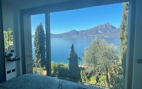 Neubau Wohnung am Gardasee mit traumhaften Seeblick und Pool in Torri del Benaco